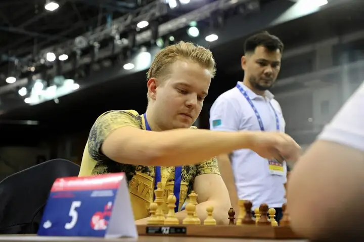 За партией Дениса Махнёва наблюдает гроссмейстер, а здесь судья турнира Ануар Исмагамбетов