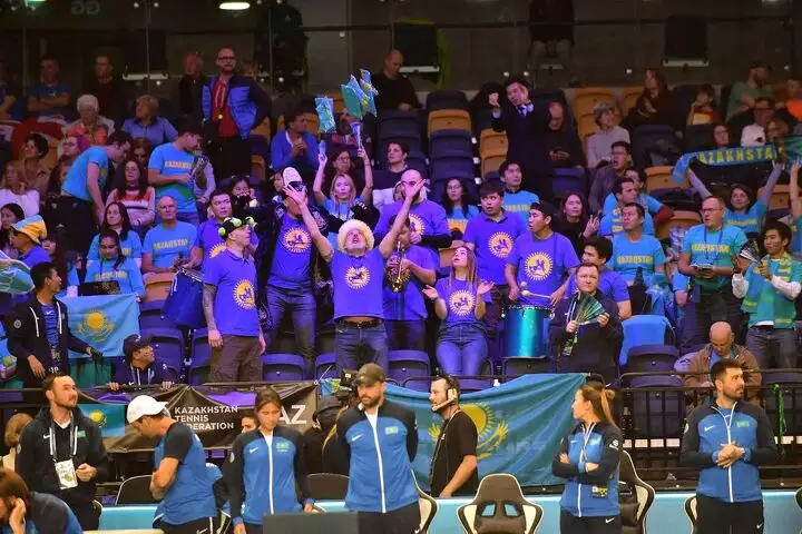 Болельщики сборной Казахстана на трибуне Центрального корта Emirates Arena.