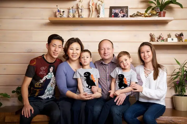 Чинара Бугимбаева с мужем и детьми