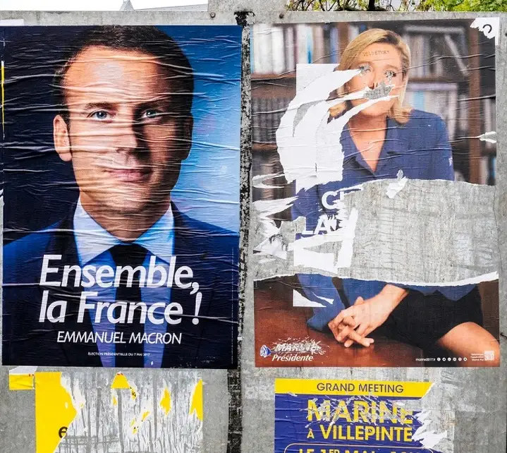 Предвыборные плакаты Эммануэля Макрона и Марин Ле Пен.