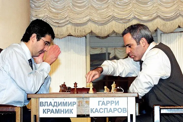 Гарри Каспаров (белые) – Владимир Крамник (чёрные) в 2001 году. 