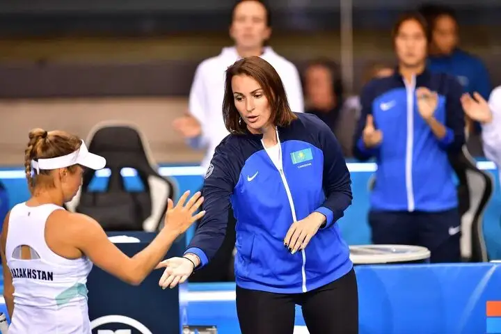  Капитан (главный тренер) женской сборной Казахстана Ярослава Шведова пытается подбодрить свою подопечную Юлию Путинцеву. 