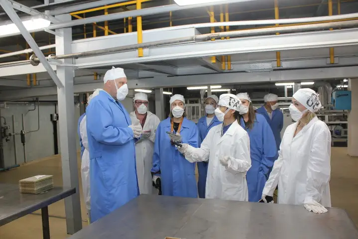 Экскурсия по заводу по производству топливных таблеток из урана во главе с  главным инженером УМЗ Владимиром Вахненко