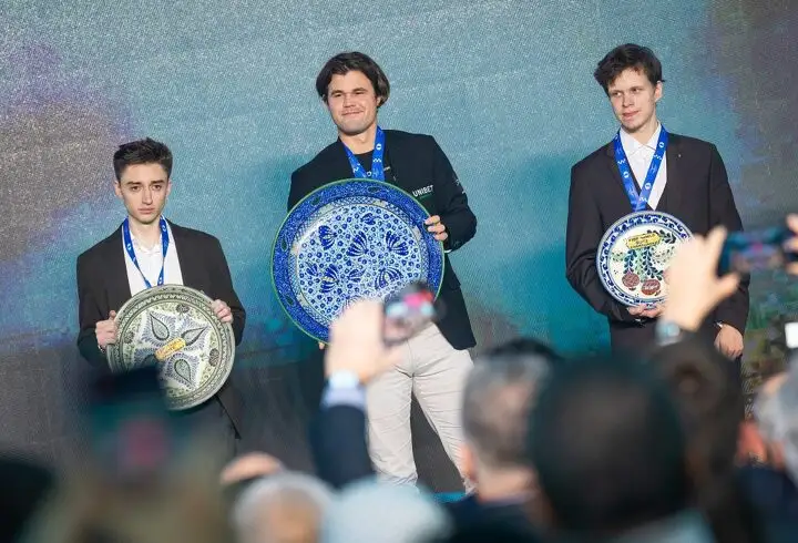 Победитель и призёры чемпионата мира 2023 года по блицу (слева направо): Д.Дубов, М.Карлсен, В.Артемьев