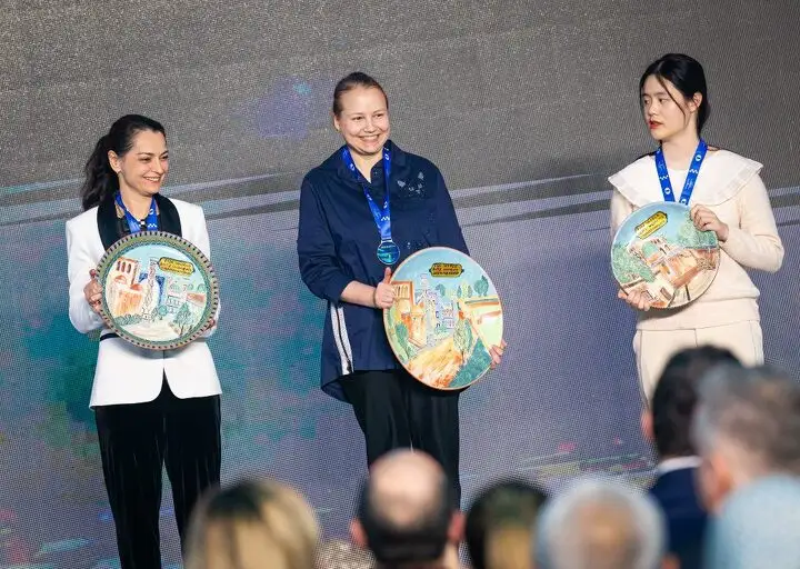Победительница и призёры чемпионата мира 2023 года по блицу (слева направо): А.Костенюк, В.Гунина, Чжу Цзиньэр