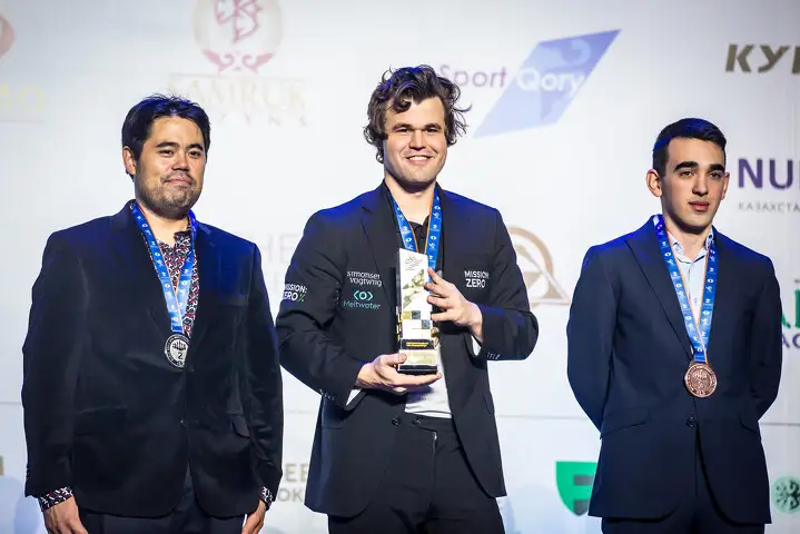 Победители ЧМ-2022 в блице (слева направо): Хикару Накамура (США), Магнус Карлсен (Норвегия) и Гайк Мартиросян (Армения)