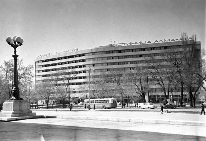 Фасад гостиницы в 1980.