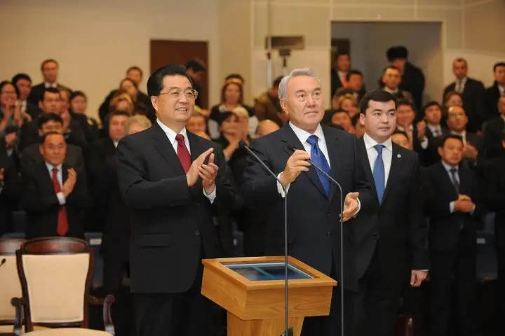Президент Казахстана Нурсултан Назарбаев и председатель КНР Ху Цзиньтао запустили в эксплуатацию первую нитку МГ «Казахстан-Китай», Астана, 2009 год