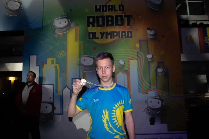 Даниил Филимонов на Международной Олимпиаде по Робототехнике (WRO 2019). Ведет уроки по программированию