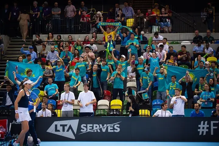 Казахстанские болельщики горячо поддерживали наших теннисисток, умолкая лишь на время розыгрышей