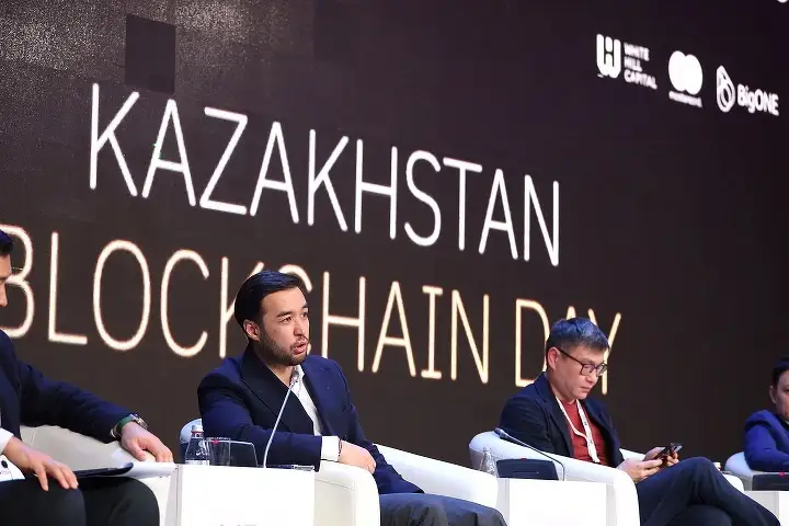 На фото(слева направо): генеральный директор Intebix Талгат Досанов, советник по вопросам развития инноваций МФЦА Асылбек Давлетов