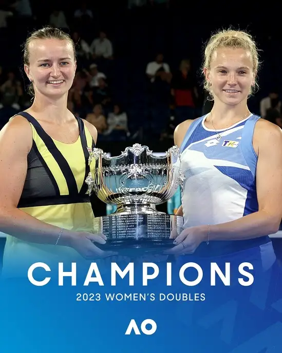 Победительницы Открытого чемпионата Австралии-2023 в женском парном разряде Барбора Крейчикова и Катержина Синякова