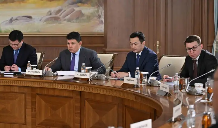Канат Бозумбаев (второй слева), Айбек Дадебаев (в центре), Евгений Щербинин (слева).  