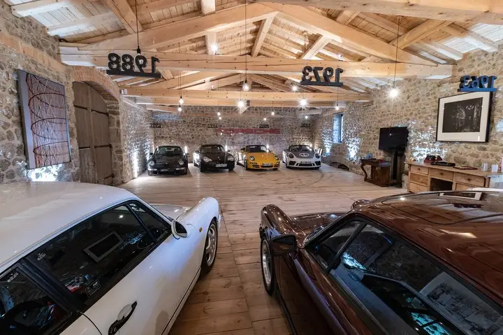 Импровизированный музей Porsche 911 в замке