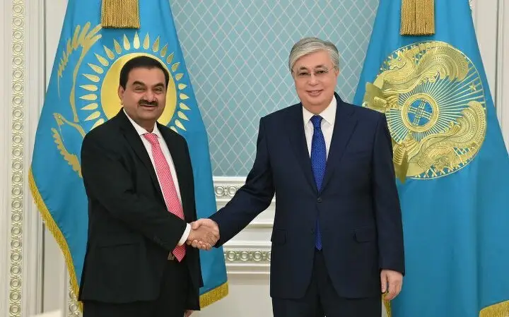 Гаутам Адани на встрече с президентом РК Касым-Жомартом Токаевым в Акорде 13 декабря 2022 года
