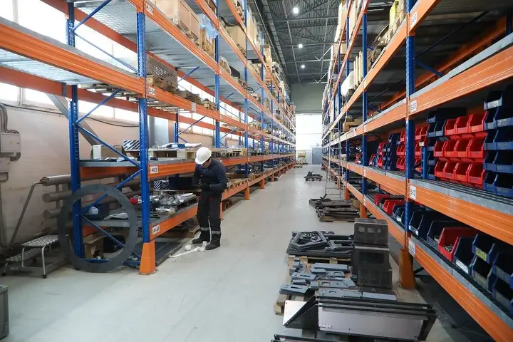На многочисленных стеллажах располагаются тысячи деталей, запчастей и комплектующих. Большинство из них произведены на заводе KPE или других казахстанских предприятиях