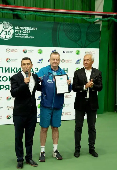 Теннис на колясках – в паралимпийской семье (слева направо: Сергей Селиванов, Дейв Майли с дипломом от НПК РК и Жанат Даиров). Теннис на колясках – в паралимпийской семье (слева направо: Сергей Селиванов, Дейв Майли с дипломом от НПК РК и Жанат Даиров).