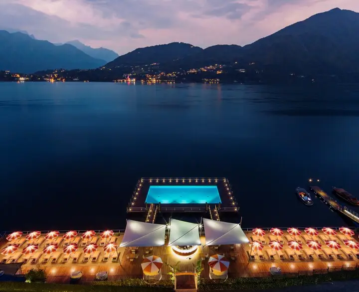 Один из трех бассейнов Grand Hotel Tremezzo c захватывающими видами на горы Гринье