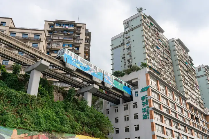 Одна из самых известных достопримечательностей Чунцина - метро, проезжающее скозь жилой дом