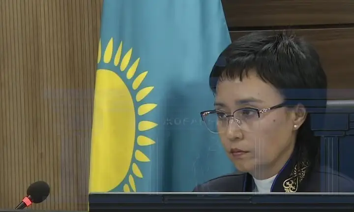 Судья Айжан Кульбаева во время речи гособвинителя