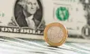 Доллар дороже евро впервые за 20 лет: почему это произошло и что это значит