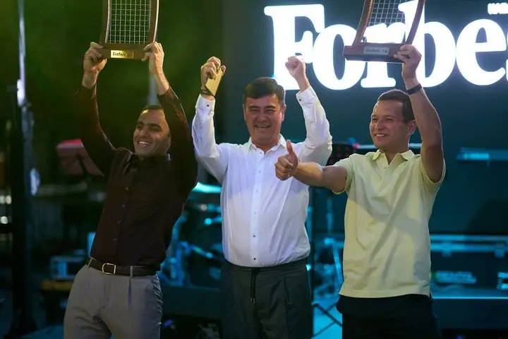 Арманжан Байтасов (в центре) и победители Forbes Cup Open 2023 Резван Касанов (слева и Фархат Достанов (справа)