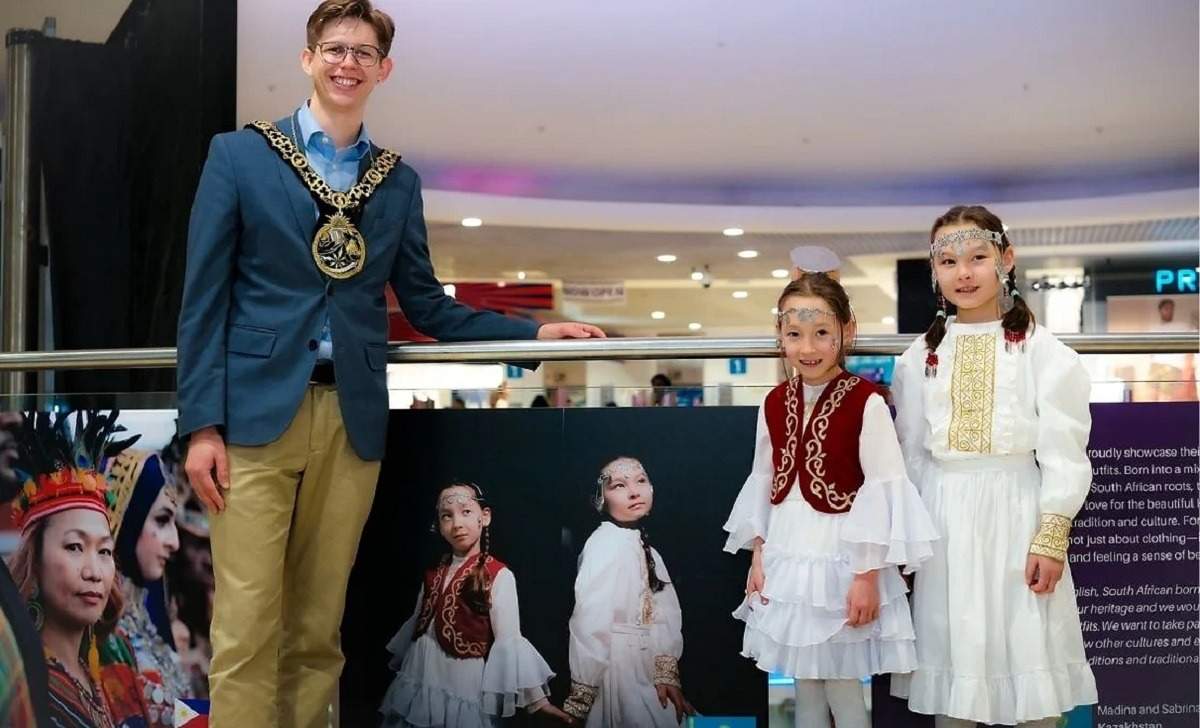 Мэр района с девочками в казахских национальных костюмах