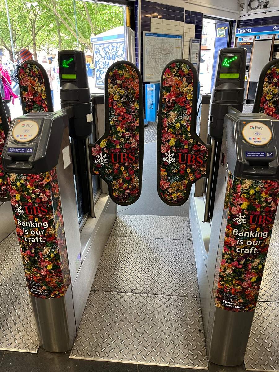 Турникеты в метро украшенные цветочным рисунком