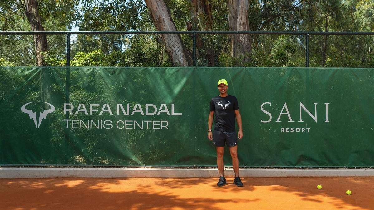 Рафаэль Надаль на кортах Теннисного центра в Sani Resort