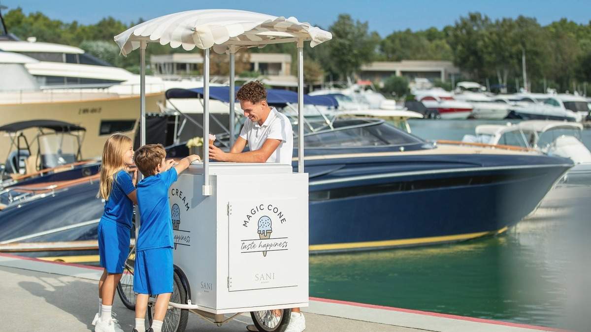 Фургончик с бесплатным мороженым курсирует по территории курорта