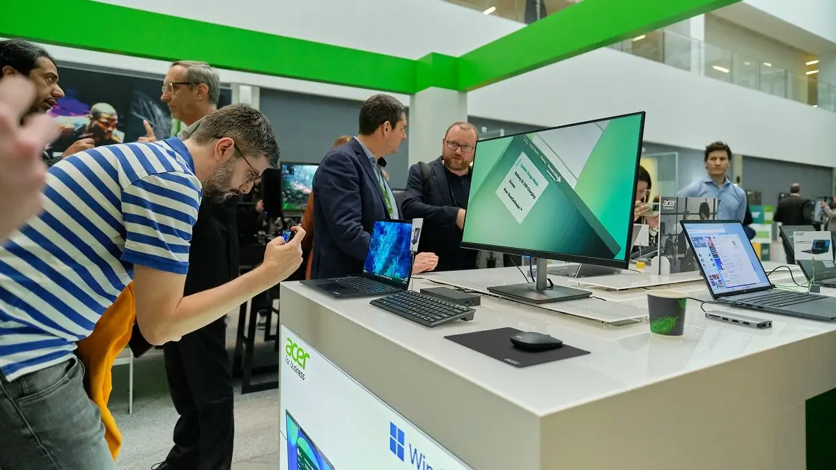 Презентация новых продуктов Acer Блогер фотографирует монитор Acer