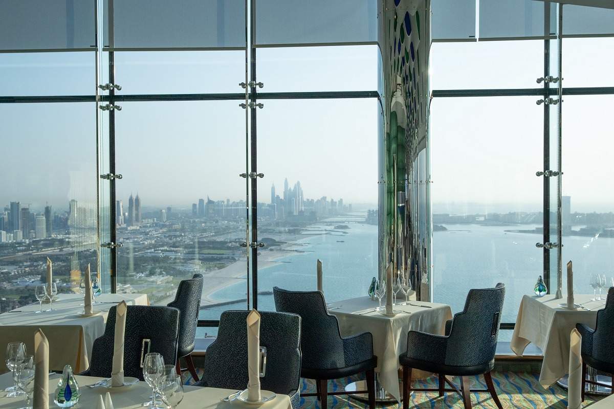 Ресторан в Дубае с видом на океан