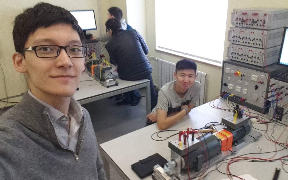  В лаборатории Назарбаев Университета во время изучения принципов контроля электромеханических систем 