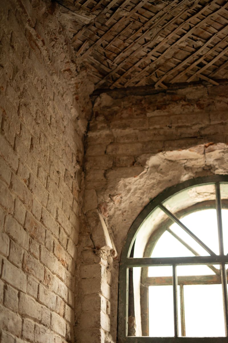 Кирпичная стена и окно в старинном доме