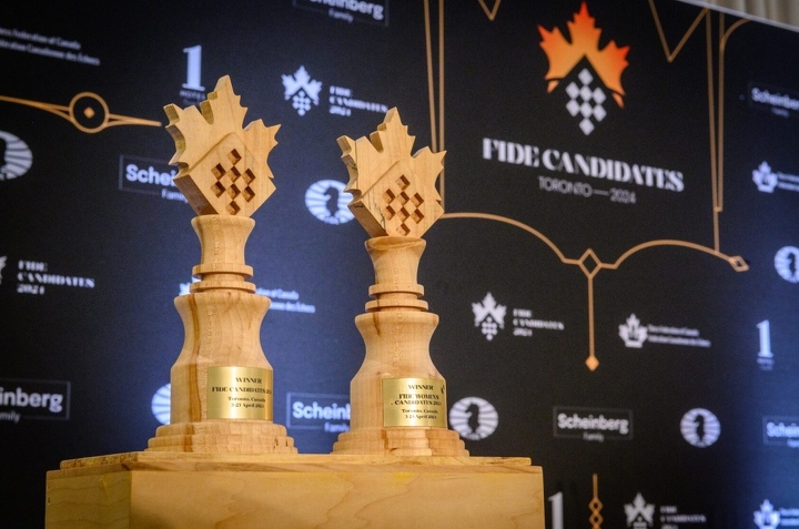 Награды победителям турниров претендентов на мировую шахматную корону у мужчин и у женщин. Торонто-2024