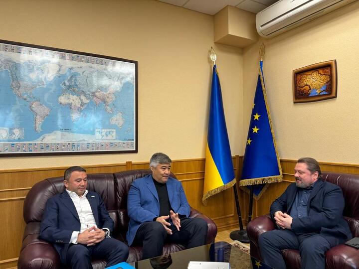 Дархан Калетаев (в центре) и представители украинских госорганов