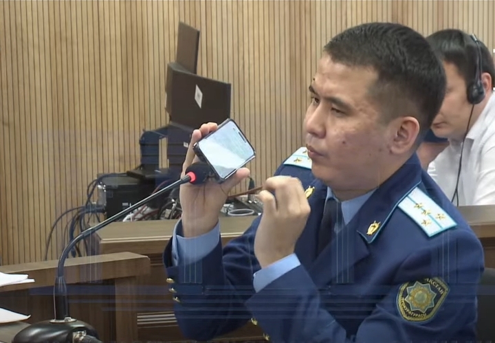 Прокурор даёт прослушать голосовые сообщения на телефоне Байжанова