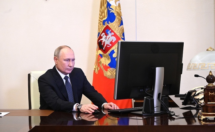 Владимир Путин голосует на выборах.
