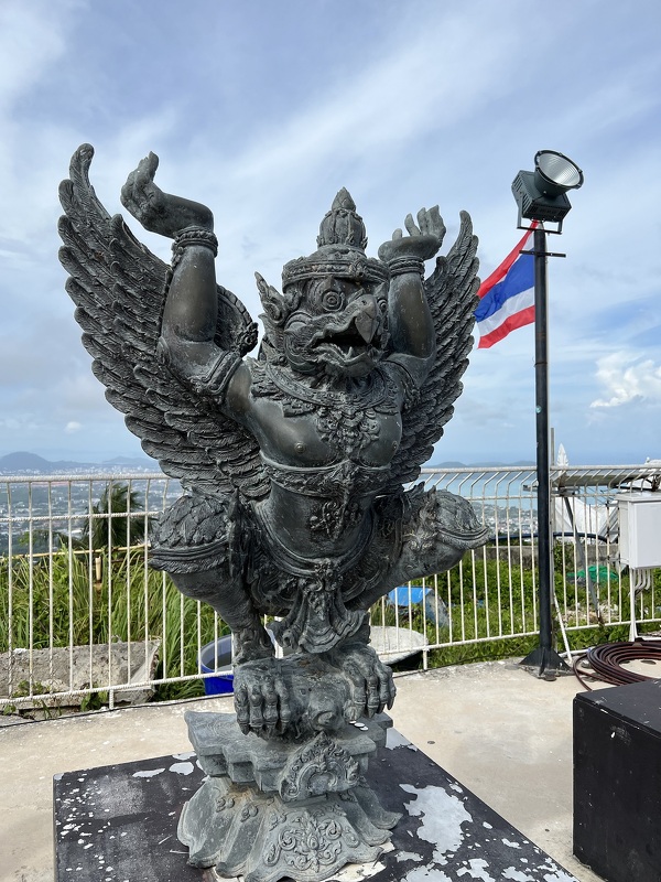 Гаруда — символ королевской семьи и власти в Таиланде. Остров Пхукет