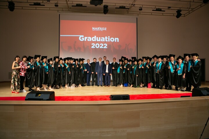 Выпускники программы «Прикладные финансы» для Нацбанка на церемонии Graduation