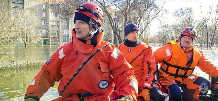 Спасатели инспектируют паводки в Оренбургской области России. Апрель 2024 года