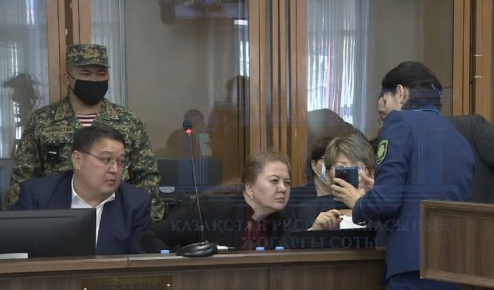 Прокурор показывает адвокатам Бишимбаева переписку на телефоне