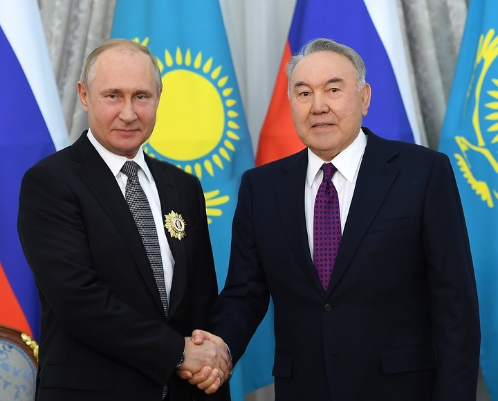 Нурсултан Назарбаев награждает Владимира Путина орденом «Қазақстан Республикасының Тұңғыш Президенті – Елбасы Нұрсұлтан Назарбаев». Астана, 2019 год.