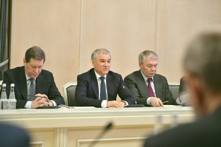 Вячеслав Володин (в центре) Вячеслав Володин (в центре)