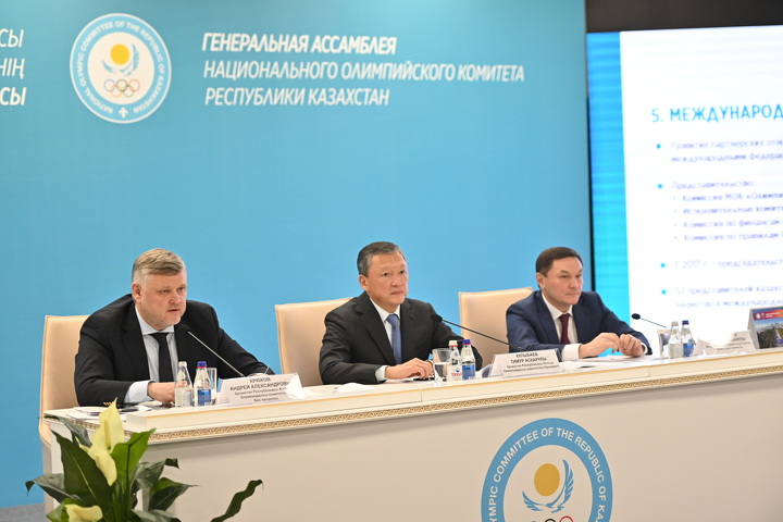 Тимур Кулибаев (в центре)