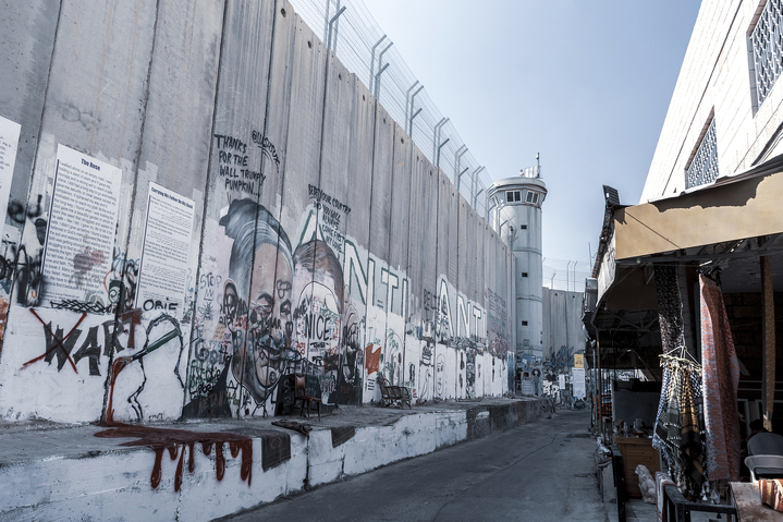 Стена между Израилем и Палестиной с граффити Бэнкси