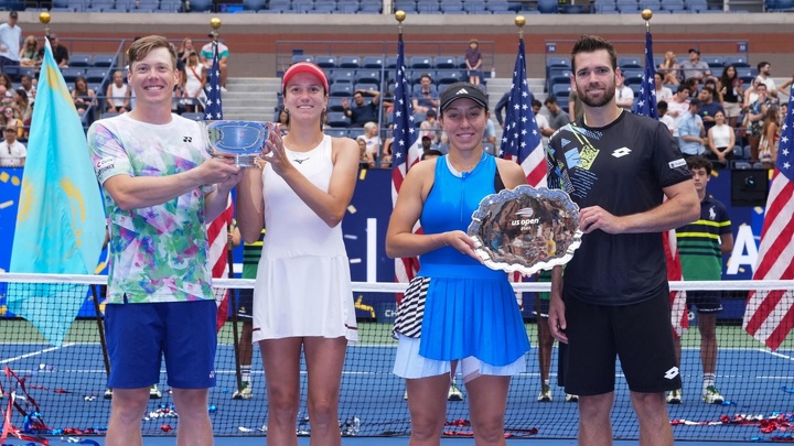 Победители Открытого чемпионата США-2023 по теннису в смешанном разряде Анна Данилина и Харри Хелиёваара на фоне национальных флагов Казахстана и Финляндии