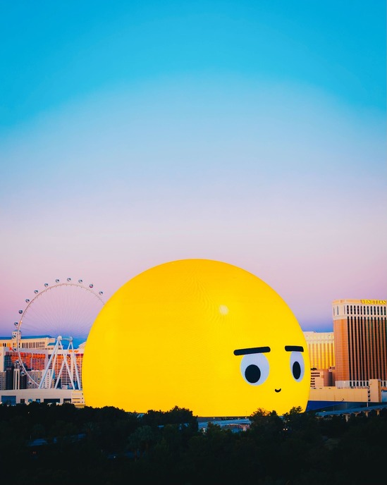 Гигантский эмодзи посреди Лас-Вегаса. Это не фотошоп, а реальное фото