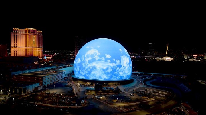 Sphere посреди Лас-Вегаса видно на многие километры вокруг