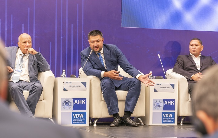 Серик Ахметов (в центре)